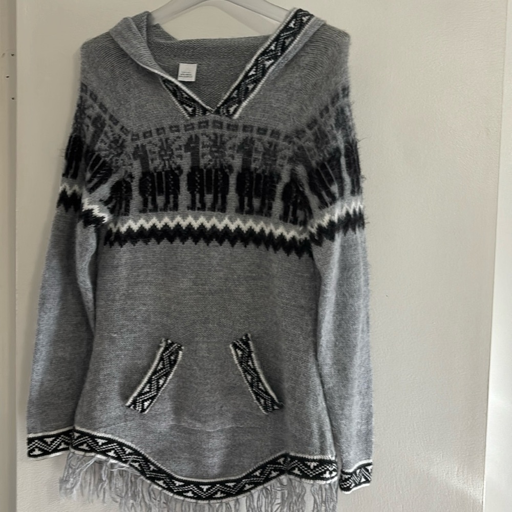 Women’s wool pullover sweater with fringe bottom